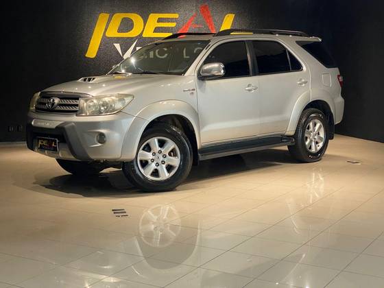 TOYOTA HILUX SW4 3.0 SRV 4X4 7 LUGARES 16V TURBO INTERCOOLER DIESEL 4P AUTOMÁTICO TOYOTA HILUX SW4 3.0 SRV 4X4 7 LUGARES 16V TURBO INTERCOOLER DIESEL 4P AUTOMÁTICO
